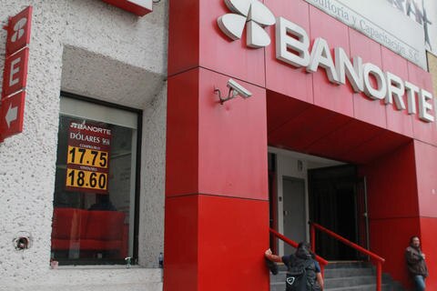 Banorte presenta cobro a turistas