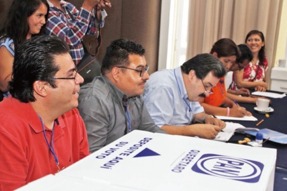 Acuden panistas a las urnas