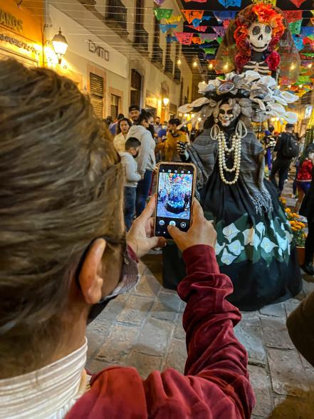 La Catrina Trina hace de las suyas en el Centro Histórico de Querétaro 