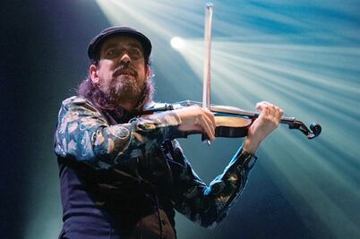 Bailan y cantan a fondo 