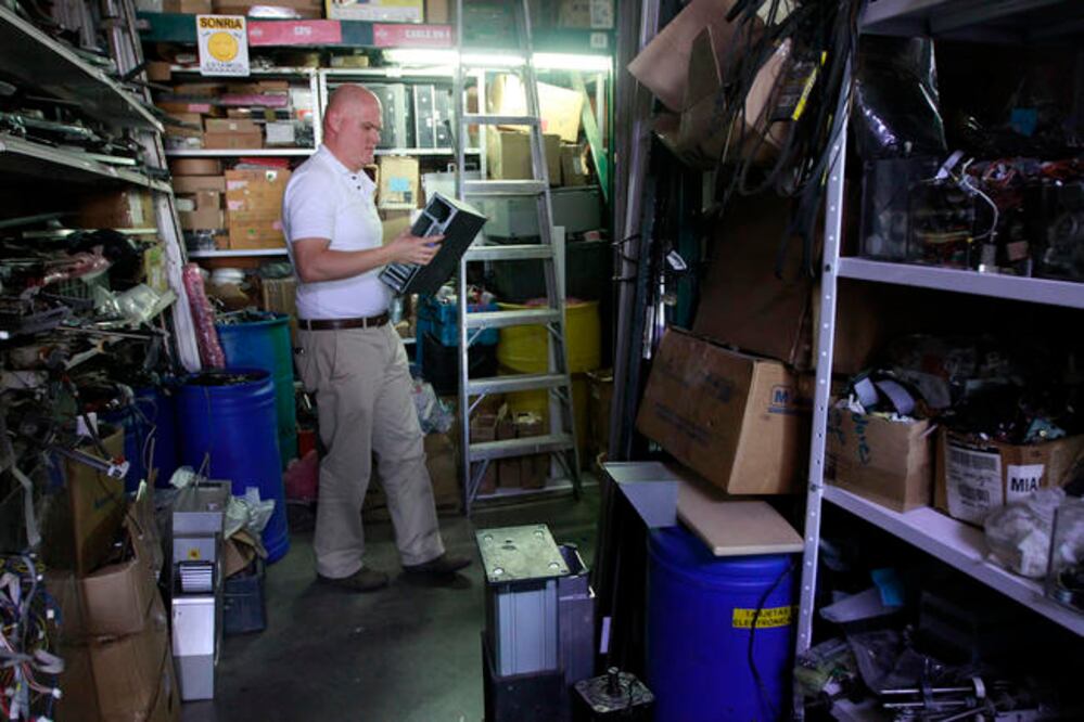 La tienda Ecomaker, que surgió de la empresa Recicla Electrónicos México, cuenta con unos 50 trabajadores, quienes se encargan de desarmar los aparatos y cada pieza se pone a la venta a bajo costo; también tiene disponible una aplicación móvil