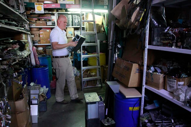 La tienda Ecomaker, que surgió de la empresa Recicla Electrónicos México, cuenta con unos 50 trabajadores, quienes se encargan de desarmar los aparatos y cada pieza se pone a la venta a bajo costo; también tiene disponible una aplicación móvil