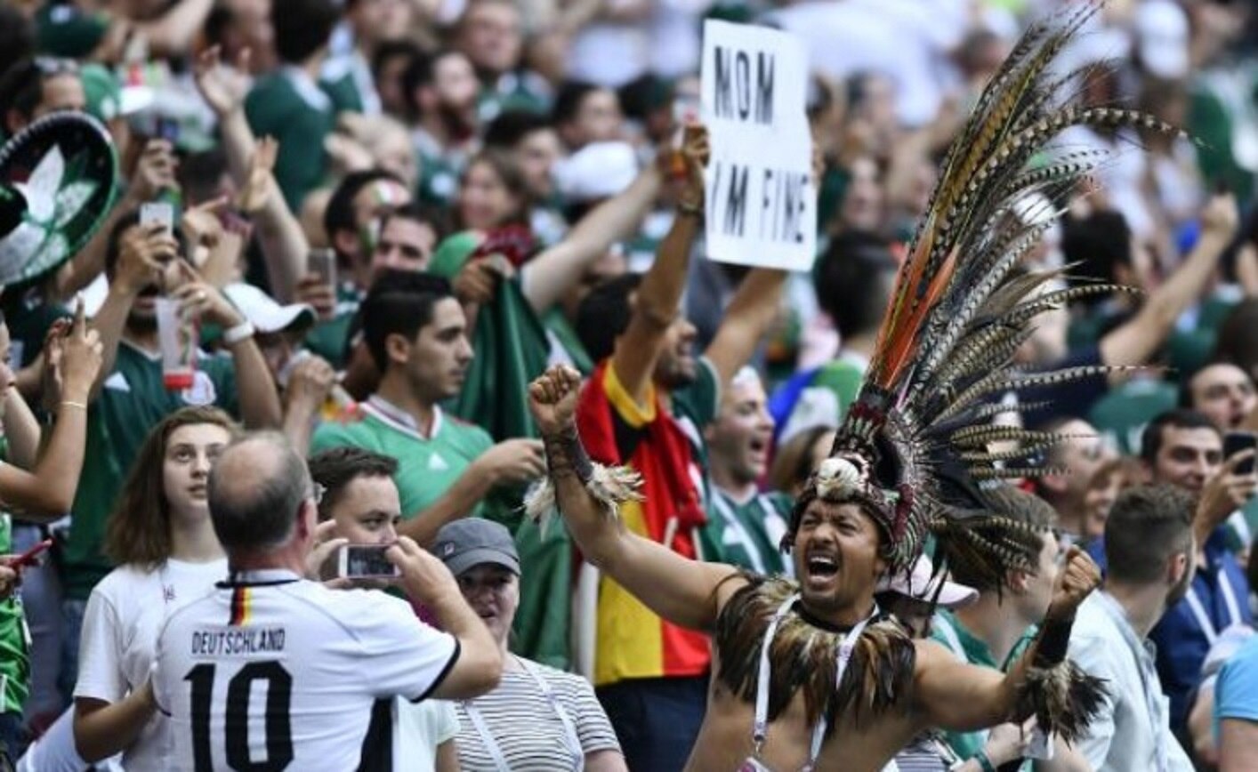 Sacan del estadio a dos aficionados mexicanos por gritar "Ehh pu..."
