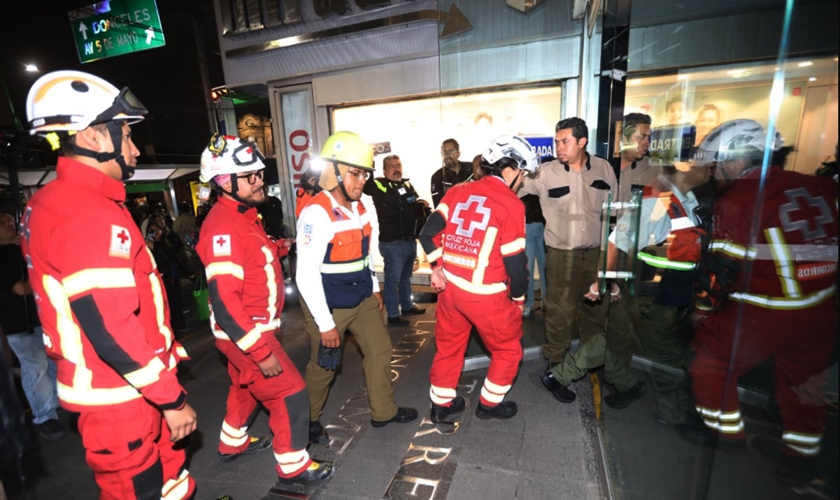 12 personas quedan atrapadas en elevador de la Torre Latinoamericana de la CDMX; graban video del rescate