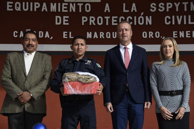 Mario Calzada entrega equipo de ‘valor’ a policías