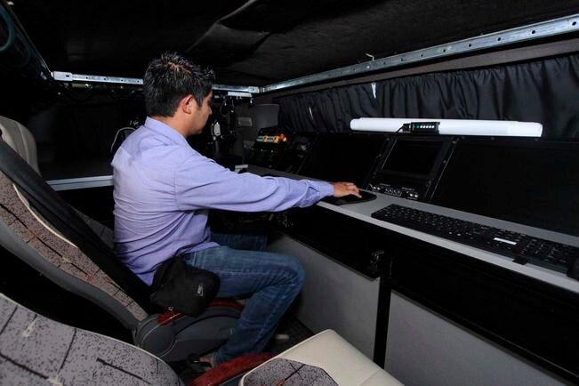 El vehículo tiene aparatos y software para espiar llamadas telefónicas, WhatsApp y correos electrónicos, asegura el mandatario estatal (CÉSAR GÓMEZ/ EL UNIVERSAL)