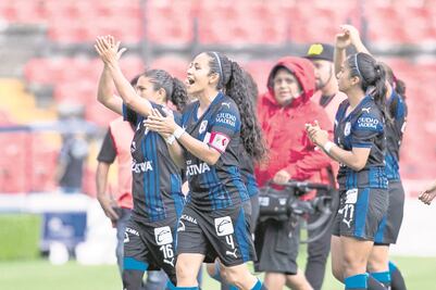 Gallos Femenil regresa al triunfo