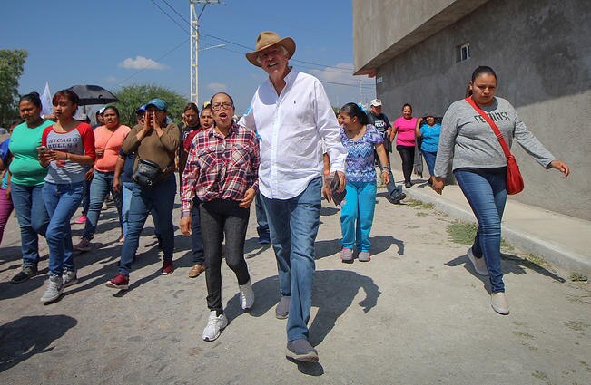 Durante un recorrido por las comunidades de Tierra Blanca y La Lajita, el candidato del PAN a la alcaldía de El Marqués, Enrique reiteró que no le gallará la población. / Foto: Especial