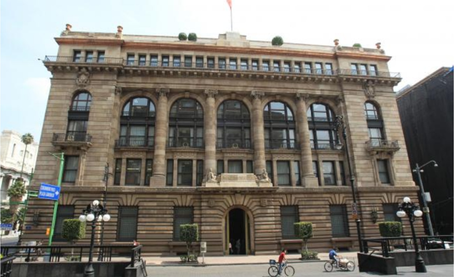 Posible victoria de AMLO no debería sacudir a mercados ni al peso: Banxico