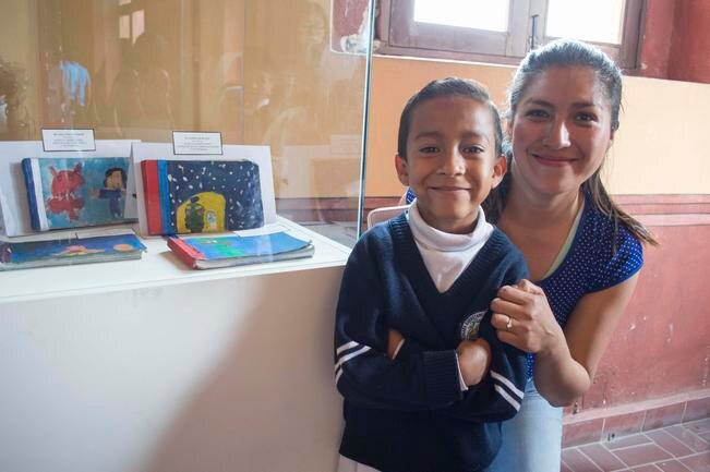 Niños poniendo manos al arte