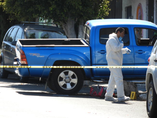 El fiscal Alejandro Echeverría explicó que la entrega del detenido a las autoridades de Guanajuato fue debido a que este individuo era buscado en aquella entidad. El sujeto era hermano de la persona asesinada en Candiles, el viernes pasado. (ARCHIVO)