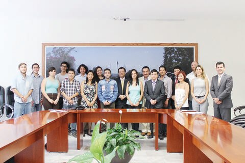 Competirán alumnos de UAQ por beca en el extranjero