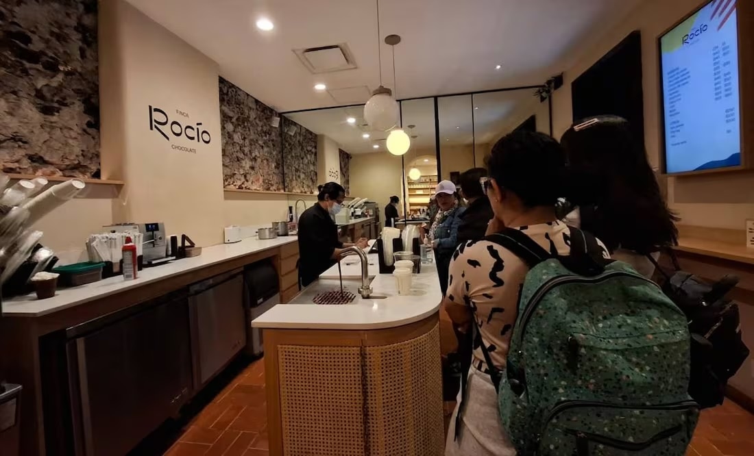 ... y mientras tanto, chocolatería de Andy, a todo lo que da; hay filas de hasta 15 minutos en el negocio de los López Beltrán que no da tickets