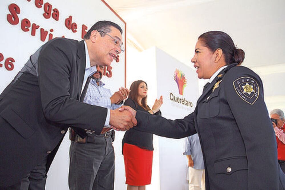 Reconocen trayectoria de servidores públicos