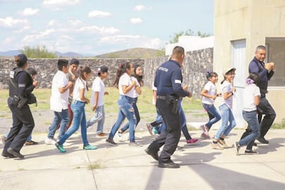 Llevan mini academia de policía a estudiantes 