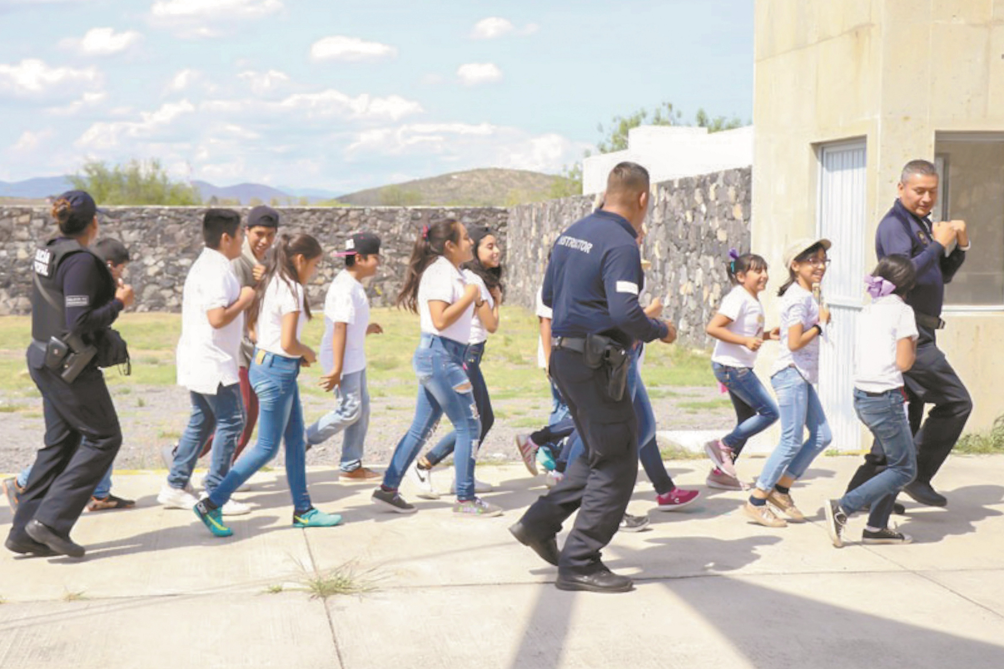 Llevan mini academia de policía a estudiantes