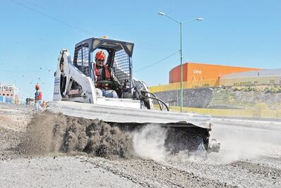 Entregan vehículos y coches a la Secretaría de Obras
