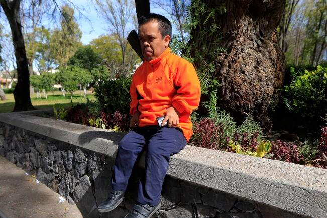La baja estatura no fue impedimento para que Laura Casados, de 25 años, y Víctor Rivera, de 30 años, estudiaran Psicología y Ciencias de la Comunicación, respectivamente (Foto: CÉSAR GÓMEZ)