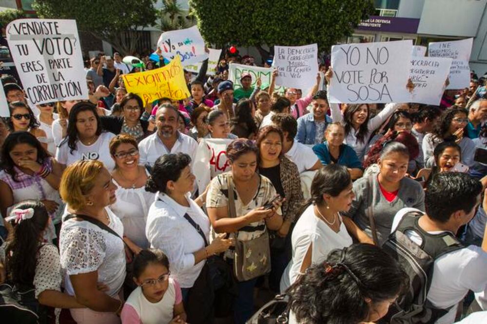 Alrededor de 100 personas se manifestaron afuera del Consejo Distrital local número siete