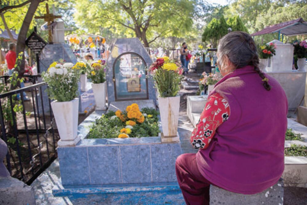 Convivencia. Miles celebran a sus muertos en panteones
