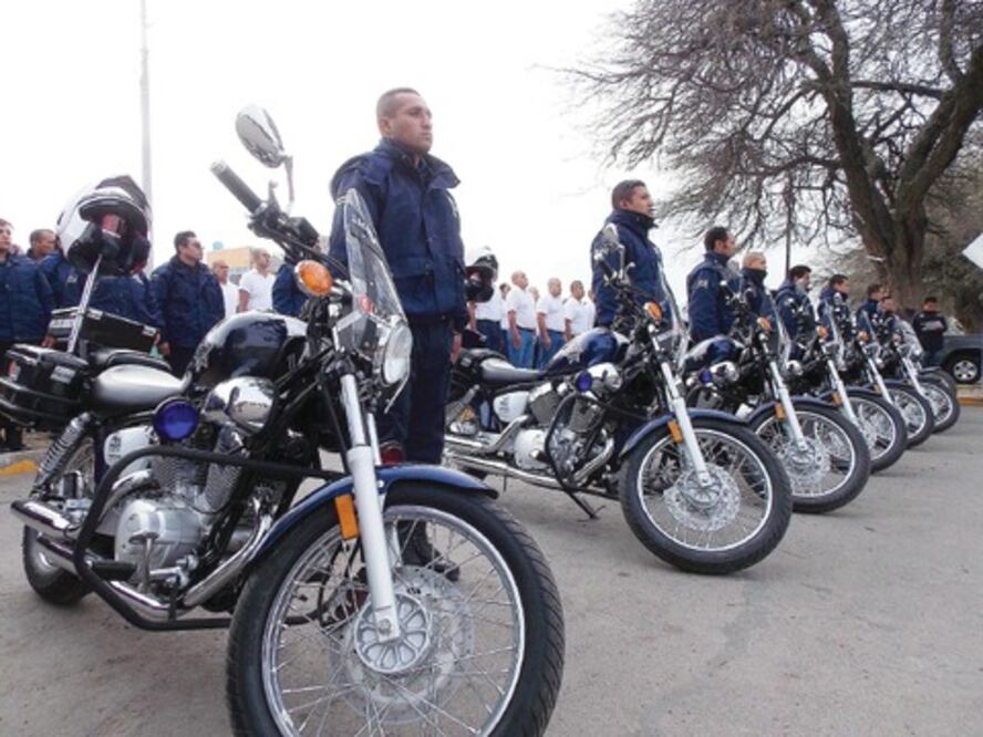 Dan equipo a policía de El Marqués
