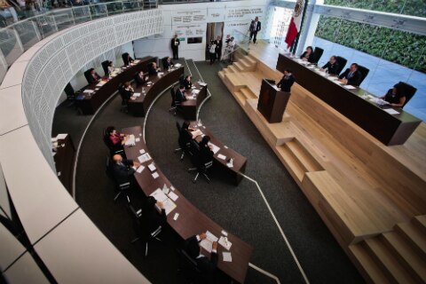 Gobernador, por menos plurinominales