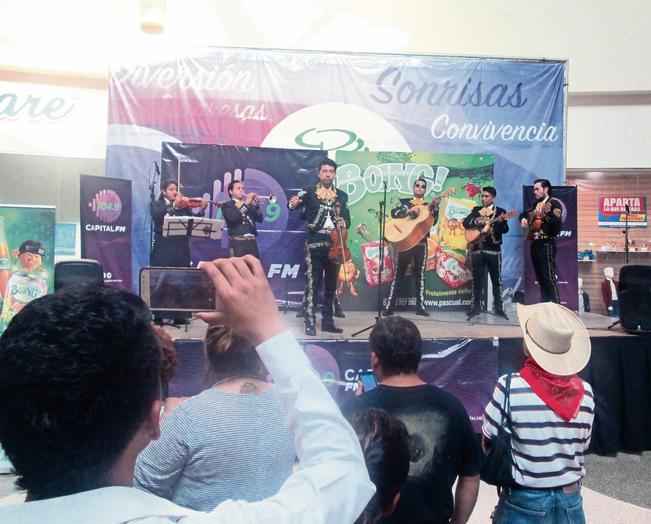 Los invitados entonaron orgullosos “Cielito lindo” y “El Rey” (ANA LAURA PORTILLO. EL UNIVERSAL)