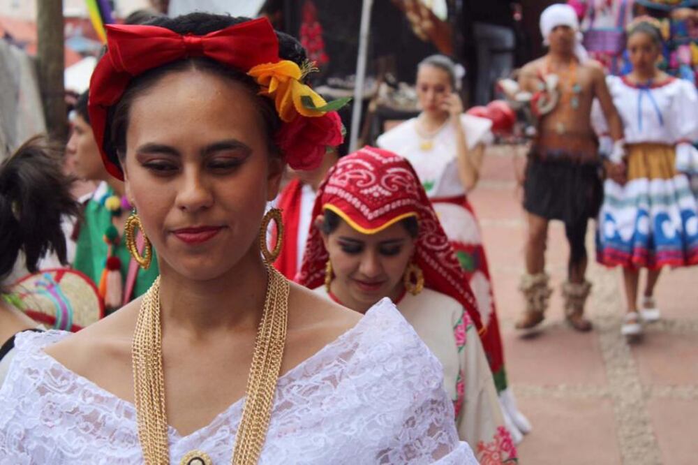 Comenzó el quincuagésimo Concurso Nacional de Baile de Huapango Huasteco en el pueblo mágico de San Joaquín; se celebra del 3 al 5 de mayo.