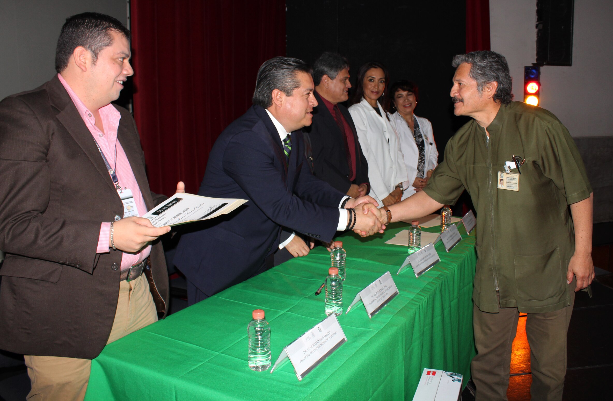 Reconoce IMSS labor y años de servicio de médicos