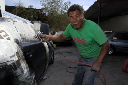 #NuestrasHistorias El Chino, un hojalatero que se pinta solo