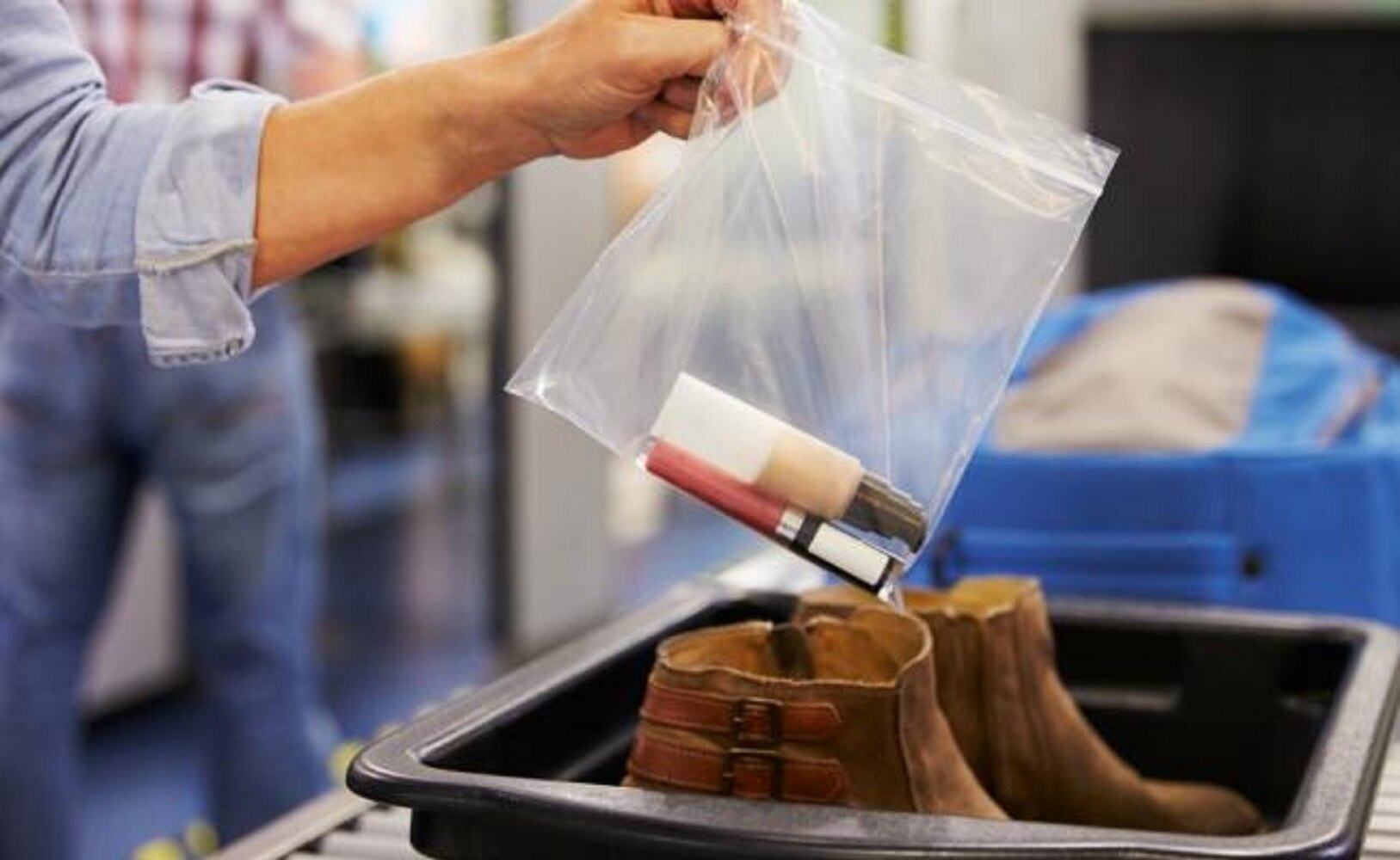 Se permiten llevar líquidos, aerosoles o gel en contenedores de 100 mililitros como máximo para no poner en riesgo el vuelo. (Foto: Istock)