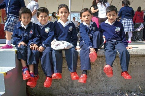 IP y DIF regalan “gallitos” a niños