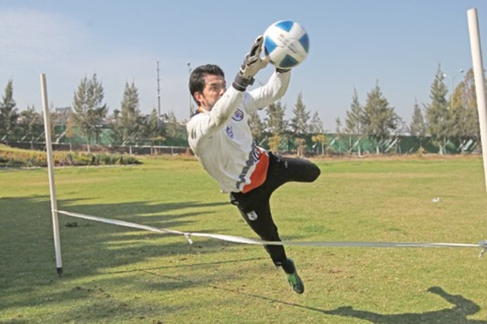 Delantera de Chivas no inquieta a Édgar