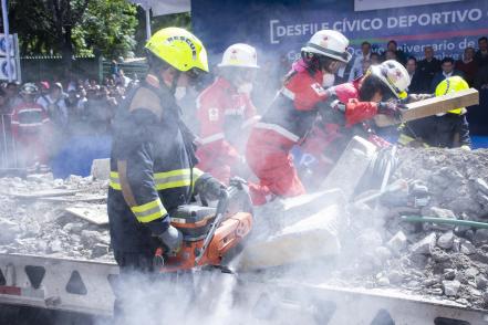 Deportistas encabezan desfile de la Revolución 