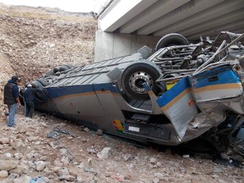 Vuelca autobús de pasajeros