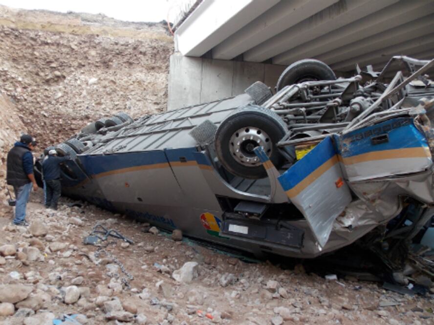 Vuelca autobús de pasajeros