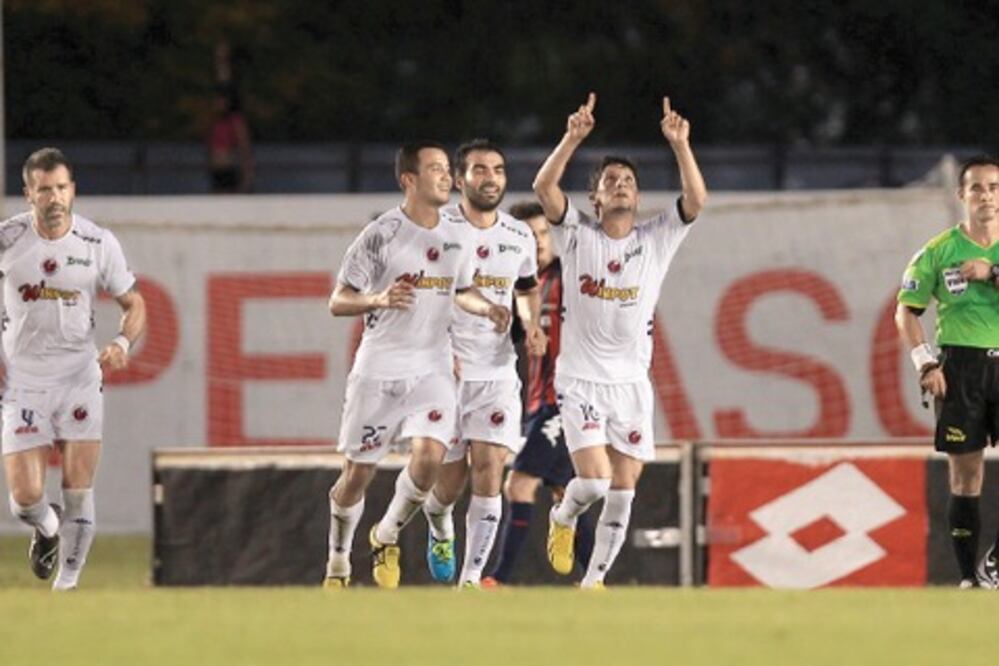 Reyna una vez más guía al Tiburón