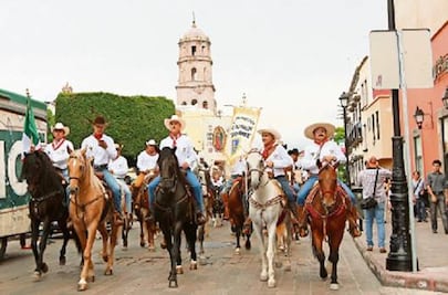 Realizan cabalgata histórica