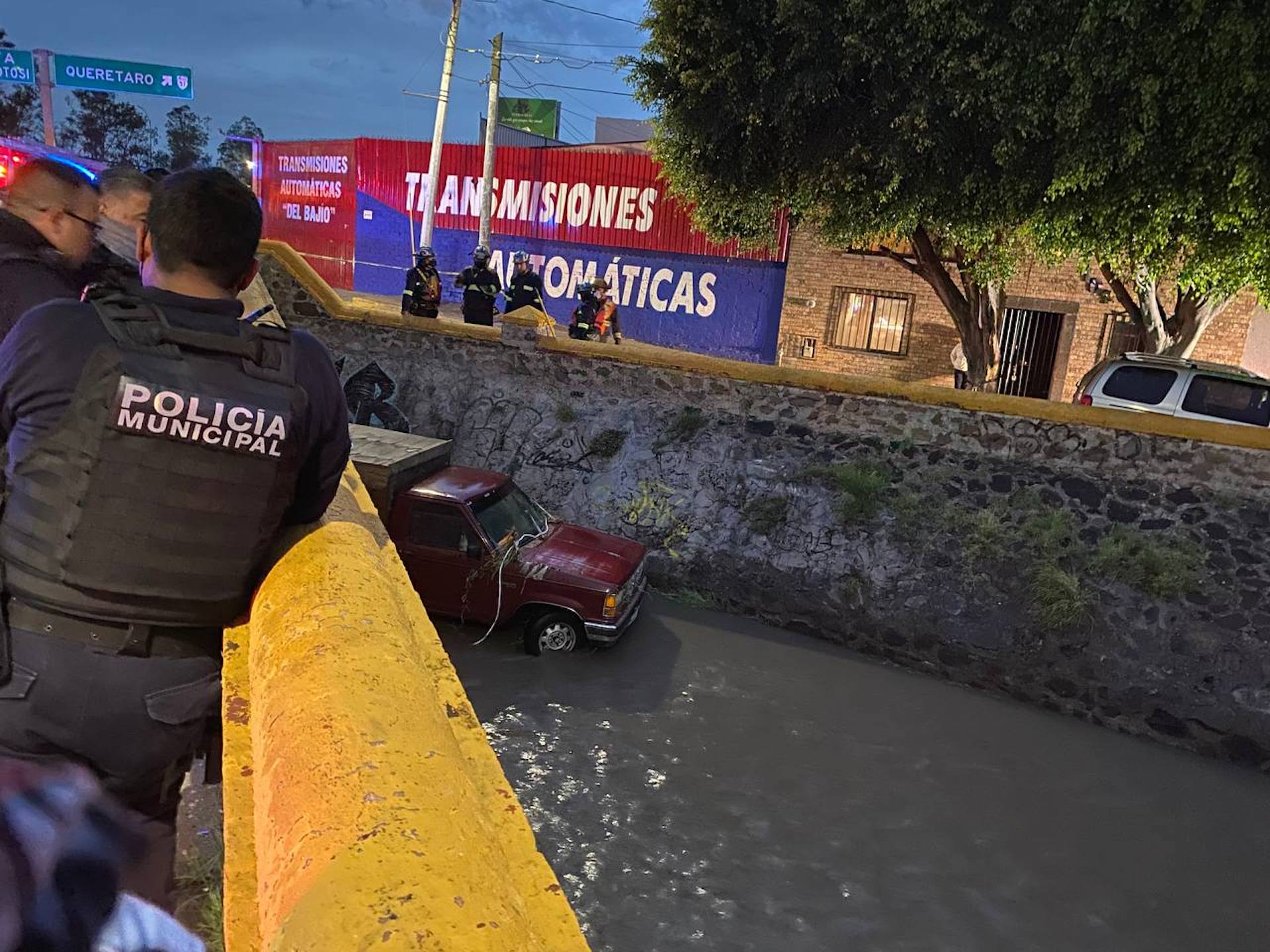 Estaban instalando fibra óptica cuando el auto quedó atrapado en canal de Casa Blanca