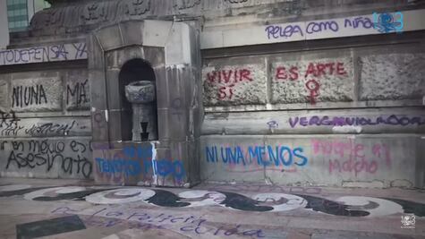 Prueban 30 mezclas para limpiar pintas por marchas en esculturas en Reforma