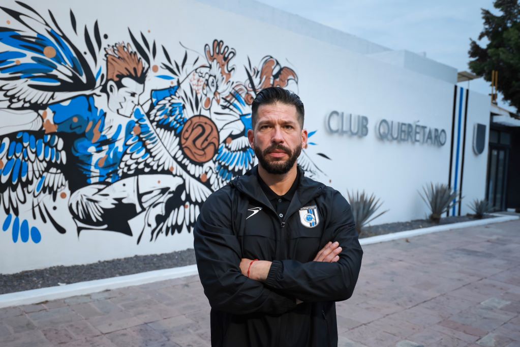 Por un futuro prometedor, Benjamín Mora es el nuevo director técnico de Gallos Blancos. Foto: Especial