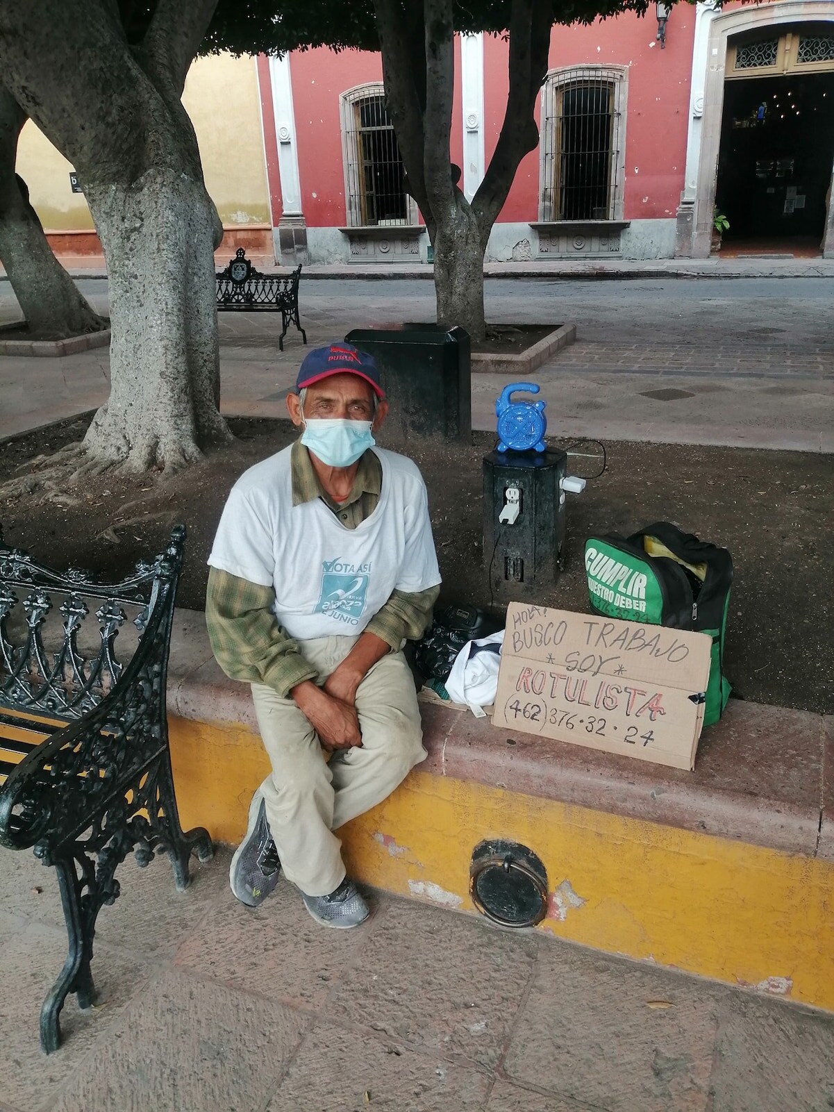 "Soy rotulista", adulto mayor busca empleo en Querétaro
