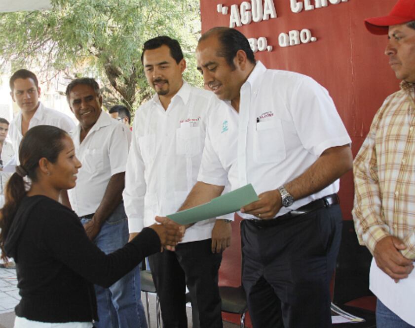 Entrega CEA contratos de agua en El Nabo