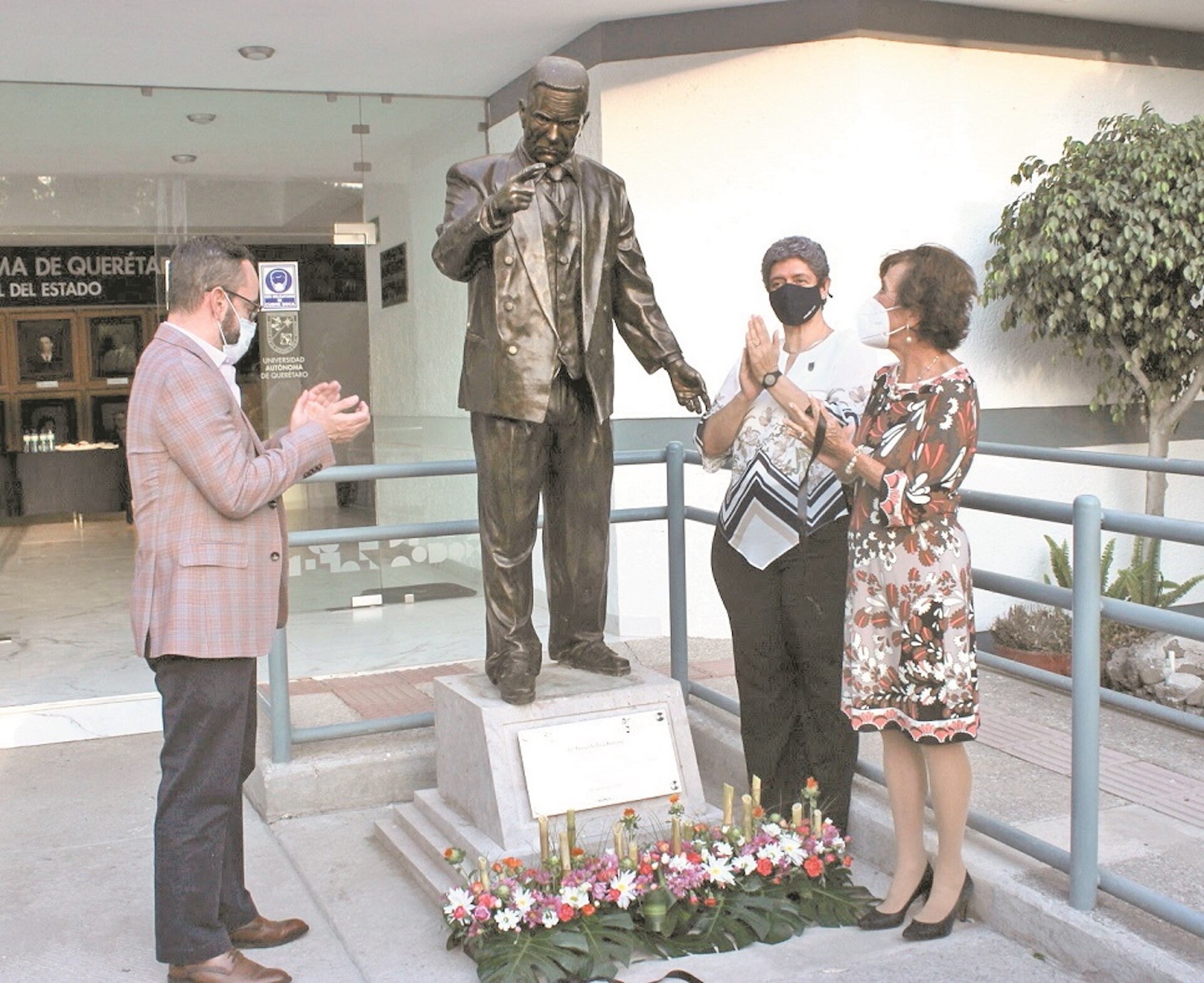 Develan estatua de Fernando Díaz Ramírez en la UAQ