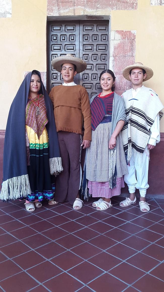 Promueven trajes típicos