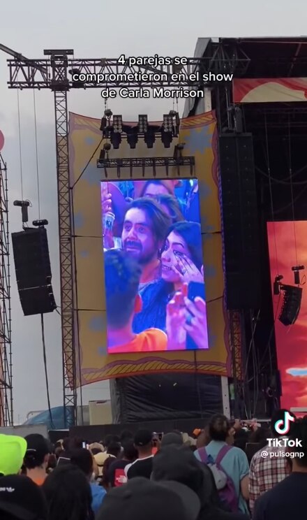 Viral. Se comprometen 4 parejas, durante concierto de Carla Morrison, en Querétaro 