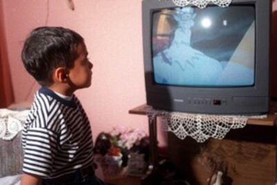 Menores ven más tiempo televisión