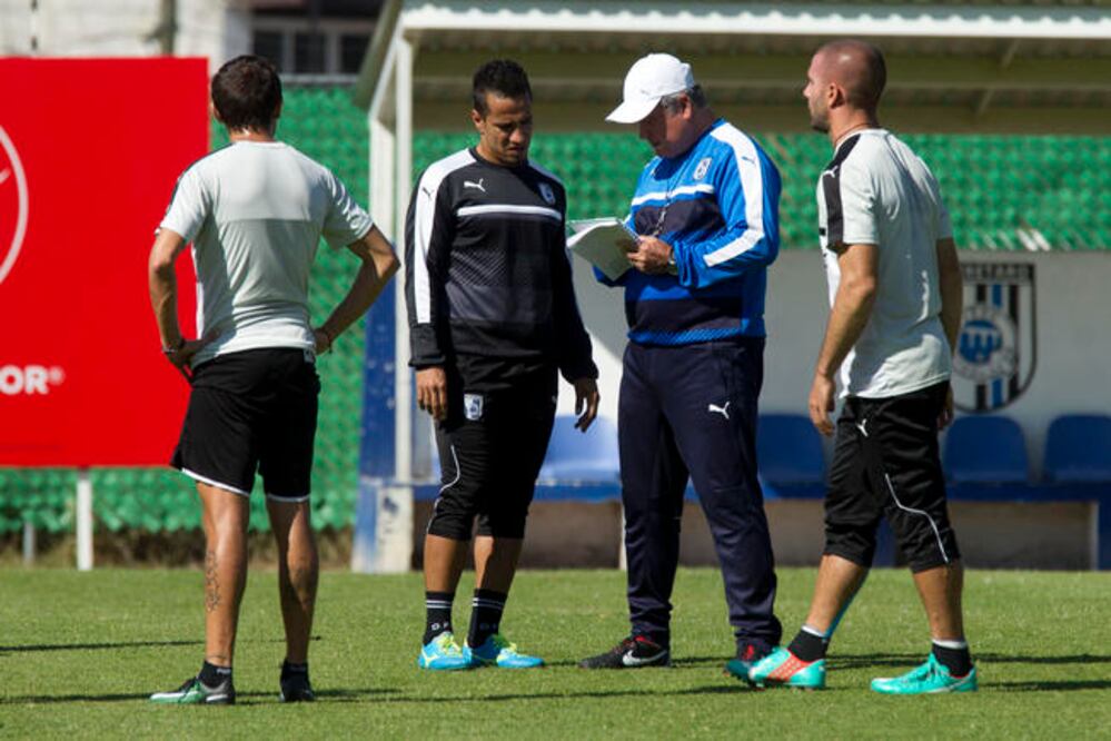 El DT emplumado buscó tres refuerzos, sólo le trajeron a Hiram Mier. (CLUB QUERÉTARO)
