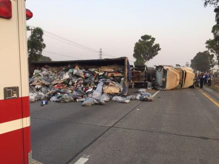Trailer volcado bloquea autopista Querétaro-México