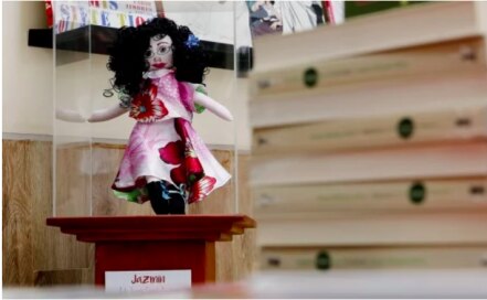 Con muñecas de trapo recuerdan a las mujeres desaparecidas en Colombia